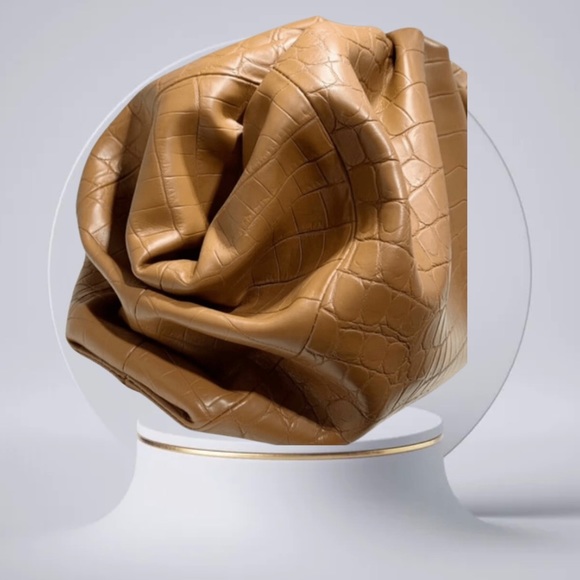 GOT MY ATTENTION CLOUD POUCH - Picture 4 of 6